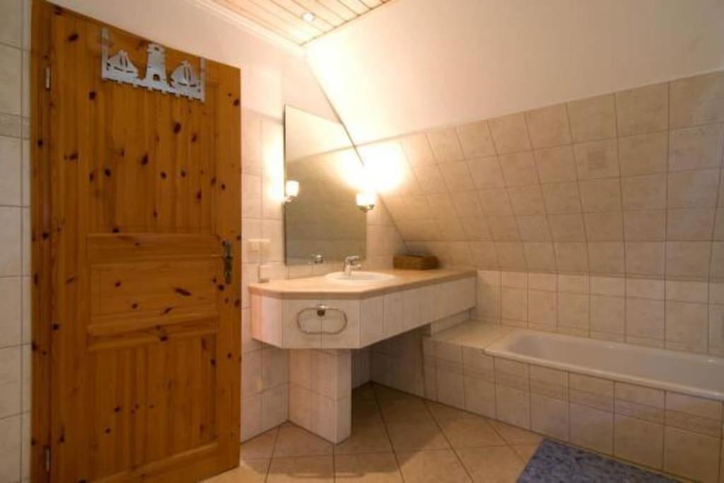 Trollhus - Grosses Familienfreundliches Ferienhaus Born Exteriör bild